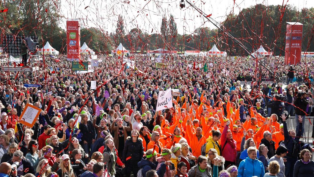 Zestigduizend leraren protesteren in het Haagse Zuiderpark om een hoger salaris en lagere werkdruk