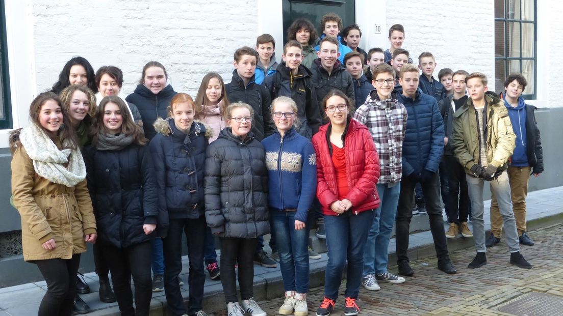 De huidige gymnasiasten voor de oude Latijnse school in Middelburg