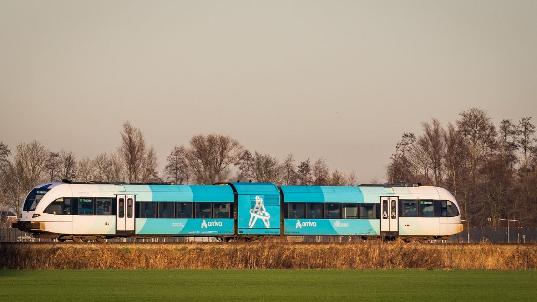 Een trein van Arriva rijdt door de provincie