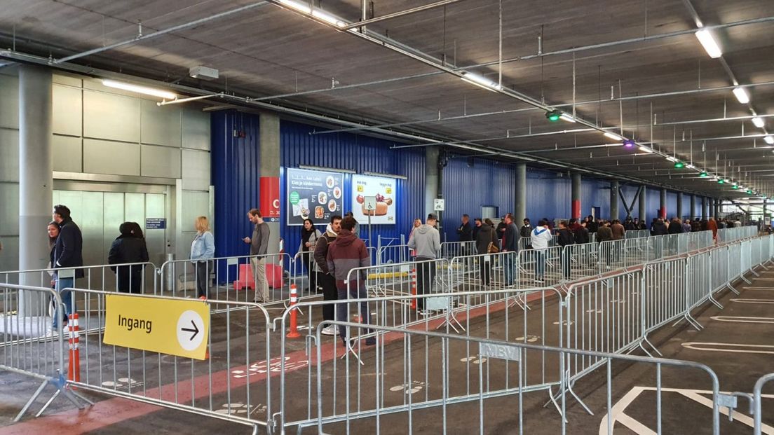 IKEA Delft heeft hekken geplaatst vanwege de verwachte drukte. I