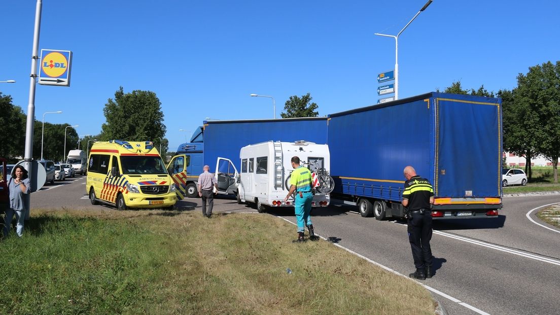 File op A58 na ongeluk tussen vrachtwagen en camper (video)