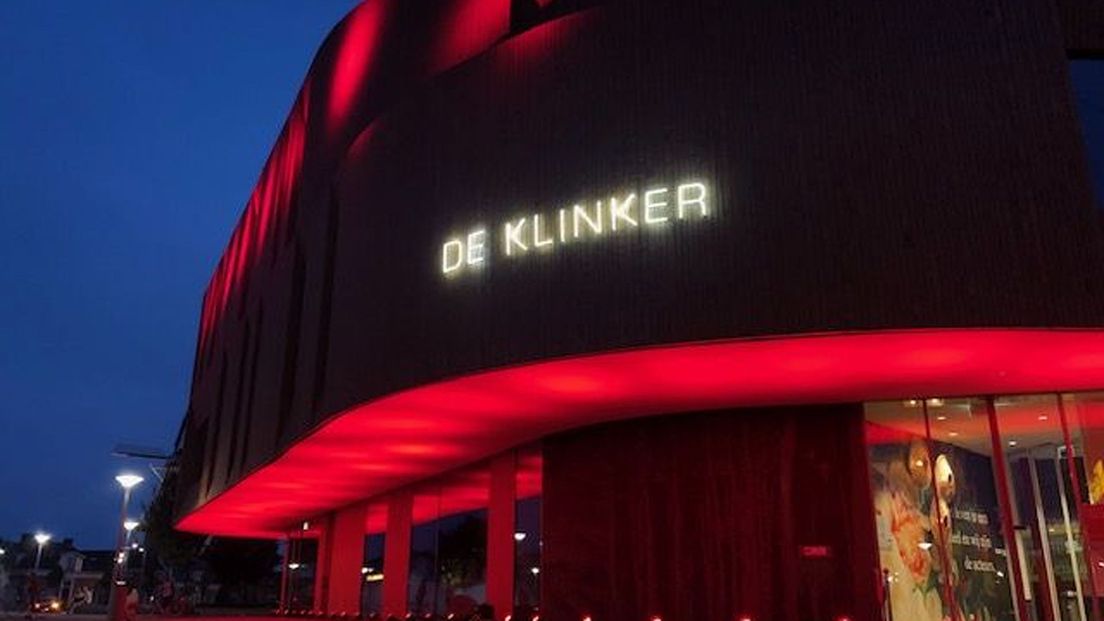 Theater De Klinker in Winschoten in rode corona-gloed.
