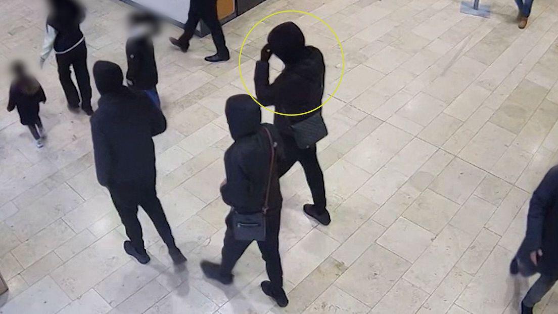 De verdachte in het winkelcentrum
