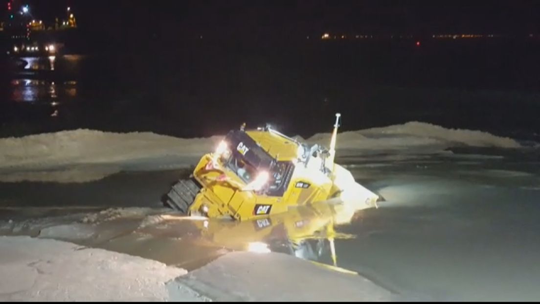 VIDEO: bulldozer zakt weg in drijfzand