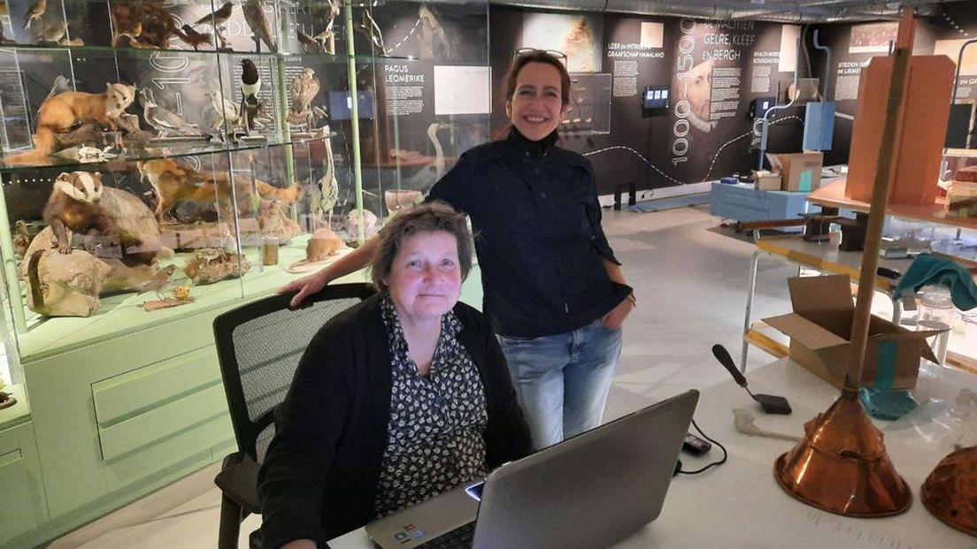 Ingrid Mens (l) en Karin Degen in het Liemers Museum
