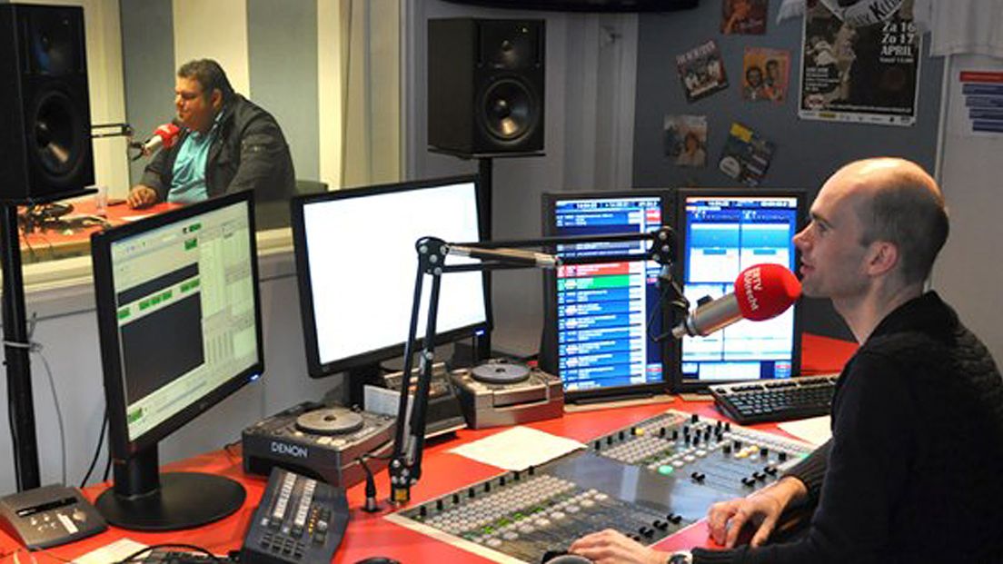 Presentator Paul van der Ploeg in de radiostudio van Bingo FM.