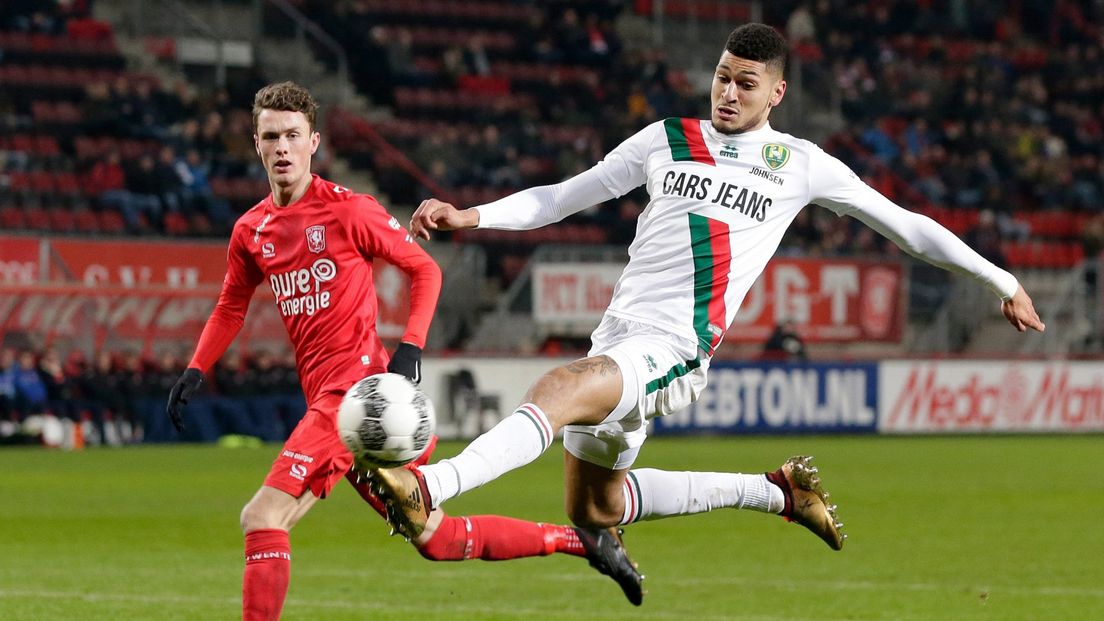 ADO-spits Bjorn Johnsen schiet de 1-2 binnen tegen FC Twente
