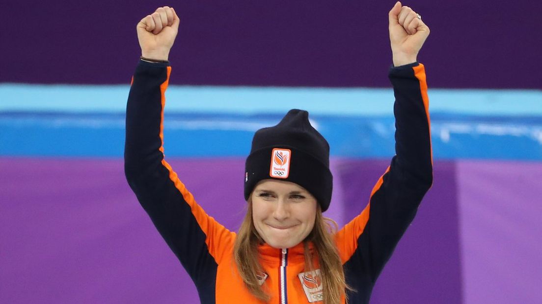 Yara van Kerkhof op het podium als winnares van olympisch zilver. 