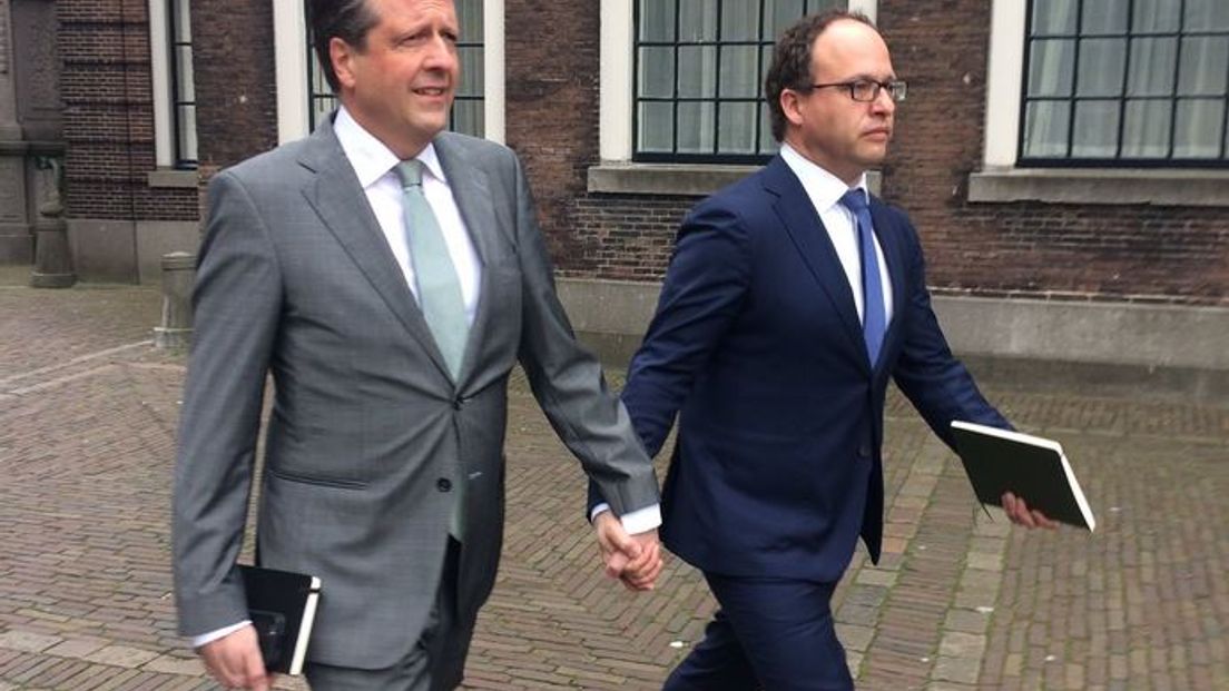 De Arnhemse homohoreca steekt de twee homoseksuele mannen die afgelopen weekend werden mishandeld een hart onder de riem. 'Kom zaterdag 8 april 17.00 uur naar het Jansplein in Arnhem om samen met ons hand in hand te staan voor diversiteit', is de oproep.