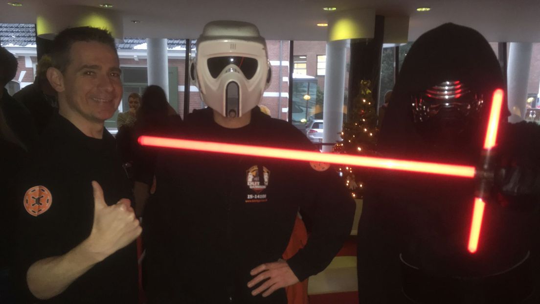 Star Wars-fans houden zich aan de dresscode: Bring your Lightsaber