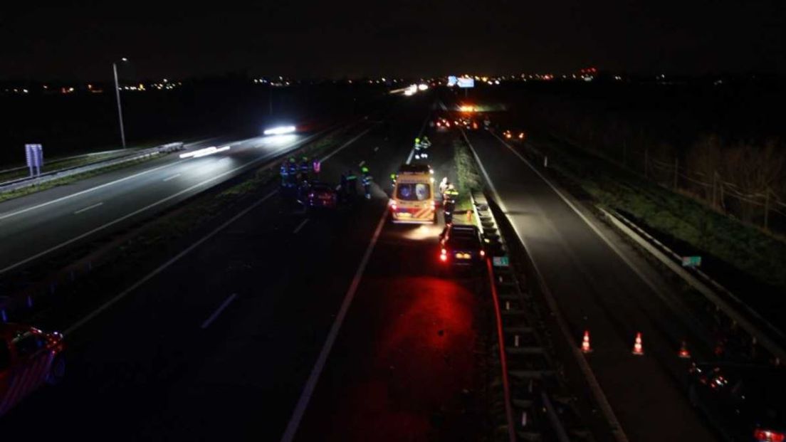 De A15 is donderdagavond urenlang dicht geweest tussen Dodewaard en Ochten door een ongeluk. In totaal waren er vier auto's bij het ongeval betrokken. Drie personen raakten gewond en zijn afgevoerd naar het ziekenhuis.