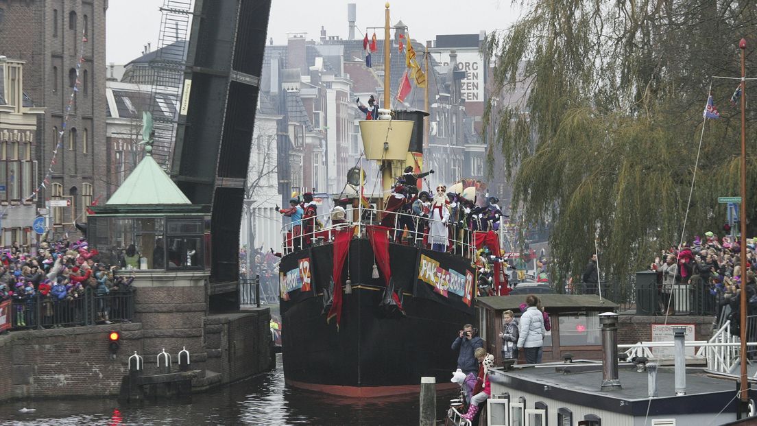 De boot van Sinterklaas vaart door het Hoge der A tijdens de landelijke sinterklaasintocht in 2013