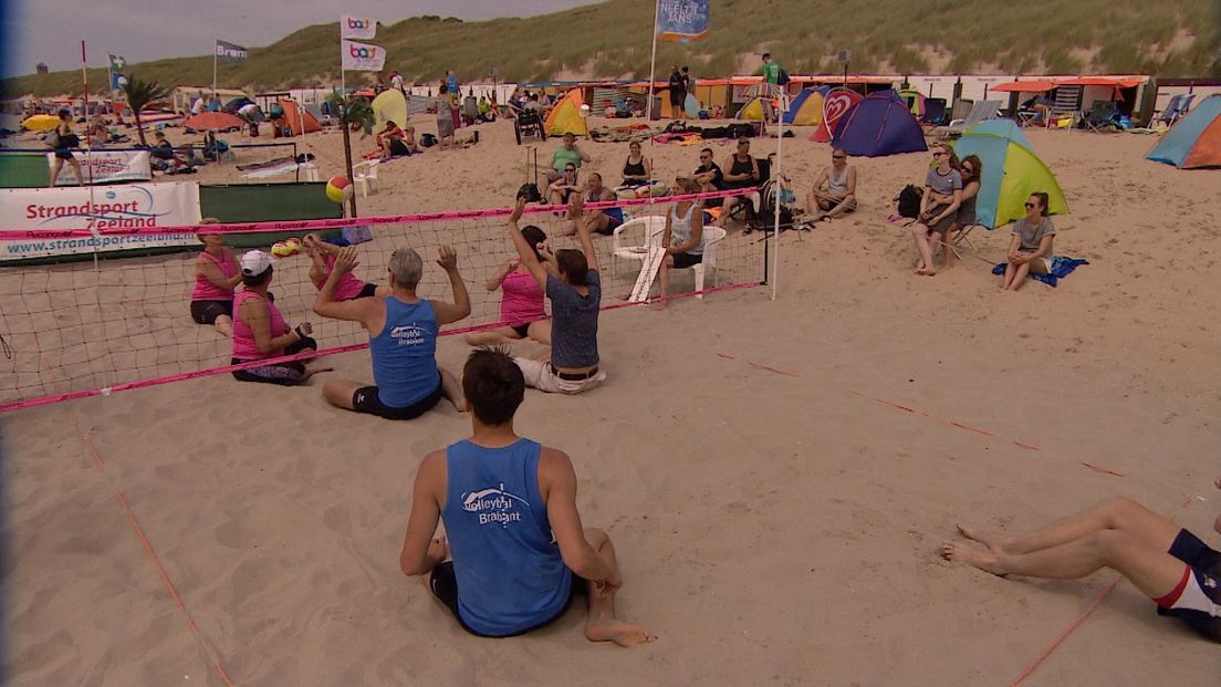 Ook zittend beachvolleyballen populair in Zoutelande (video)