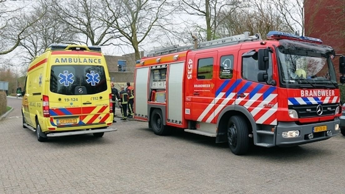 Ambulance en brandweer scootmobiel in sloot