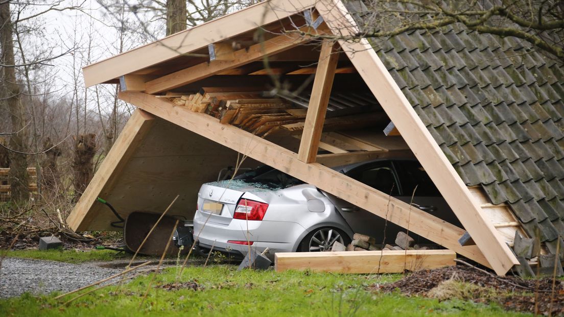 In Hoogland kwam het dak van een schuurtje op een auto terecht.