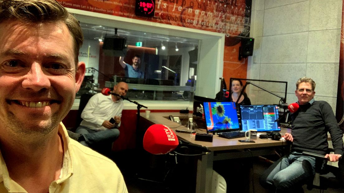 Maarten van Heuven maakt een selfie in de studio van BingoFM. Op de achtergrond Martijn van Dalen, radiotechnicus Reinout Smit, Rachel Heijne en presentator Marc van Rossum du Chattel.