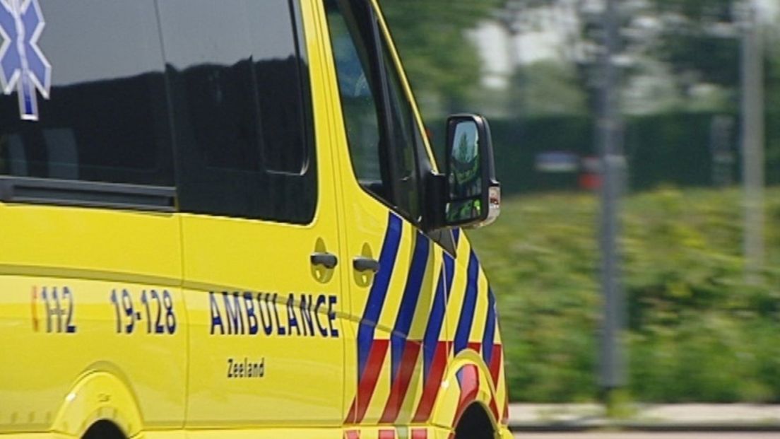 Een wegrijdende ambulance - archieffoto