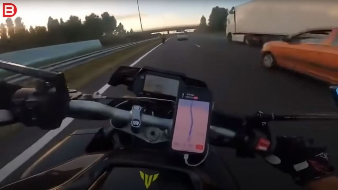 Een still uit een filmpje van de motorrijders