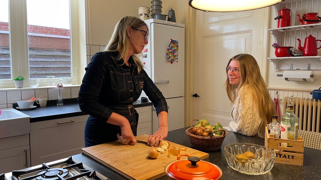 Lian en Kelly Veenstra in de keuken van hun huis in Veendam