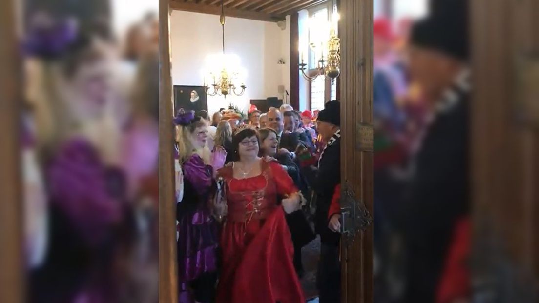 Burgemeester Marja van Bijsterveldt loopt de polonaise tijdens carnavalshuwelijk.