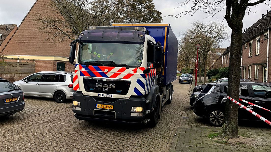 De politie neemt in Nieuwegein de auto met het slachtoffer mee.
