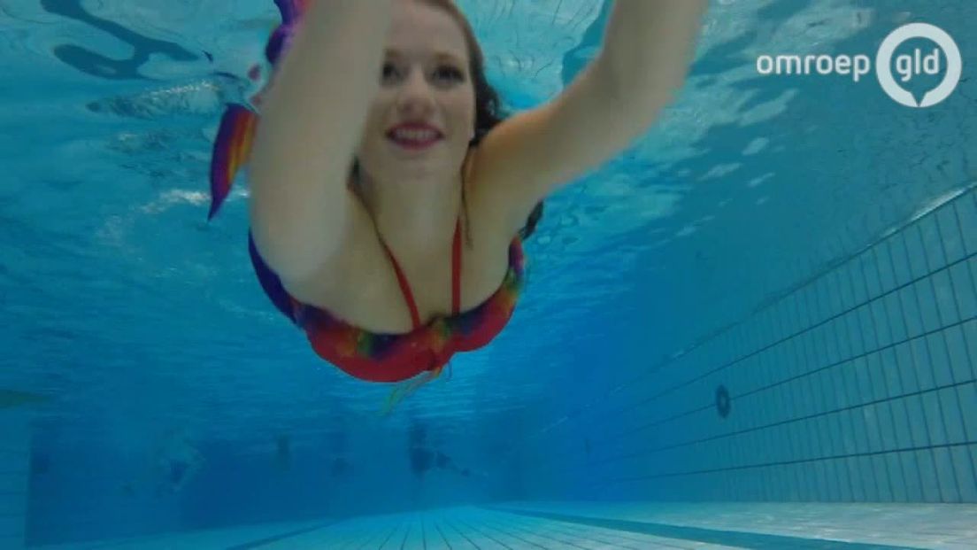 'Ik ben een zeemeermin'. Dat is het antwoord dat je krijgt als je de Apeldoornse Hanna van der Gaag (23) vraagt naar haar beroep. Ze wordt als zeemeermin ingehuurd voor kinderfeestjes of door zwembaden.