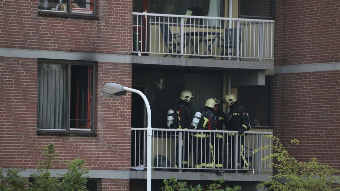 Vrouw gered uit brandende flat