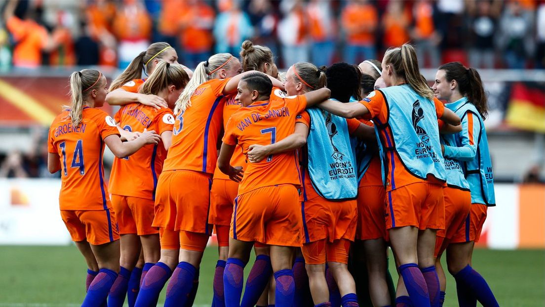 Oranje viert de 3-2 van Sherida Spitse in de EK-finale tegen Denemarken. 