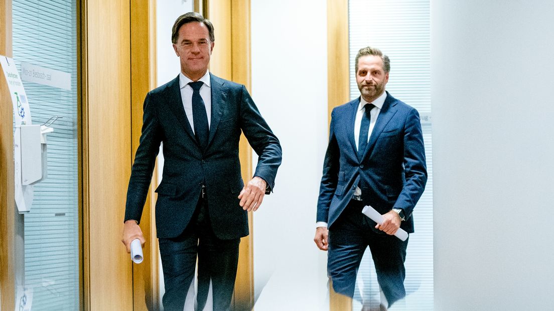 Demissionair premier Mark Rutte en demissionair minister Hugo de Jonge na afloop van een persconferentie over strengere coronamaatregelen