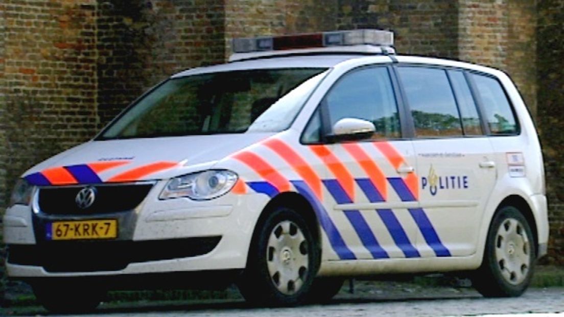 Maniak scheurt door Vlissingen en raakt twee politieauto's
