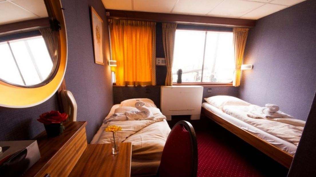 Een kamer op de hotelboot in het Eemskanaal