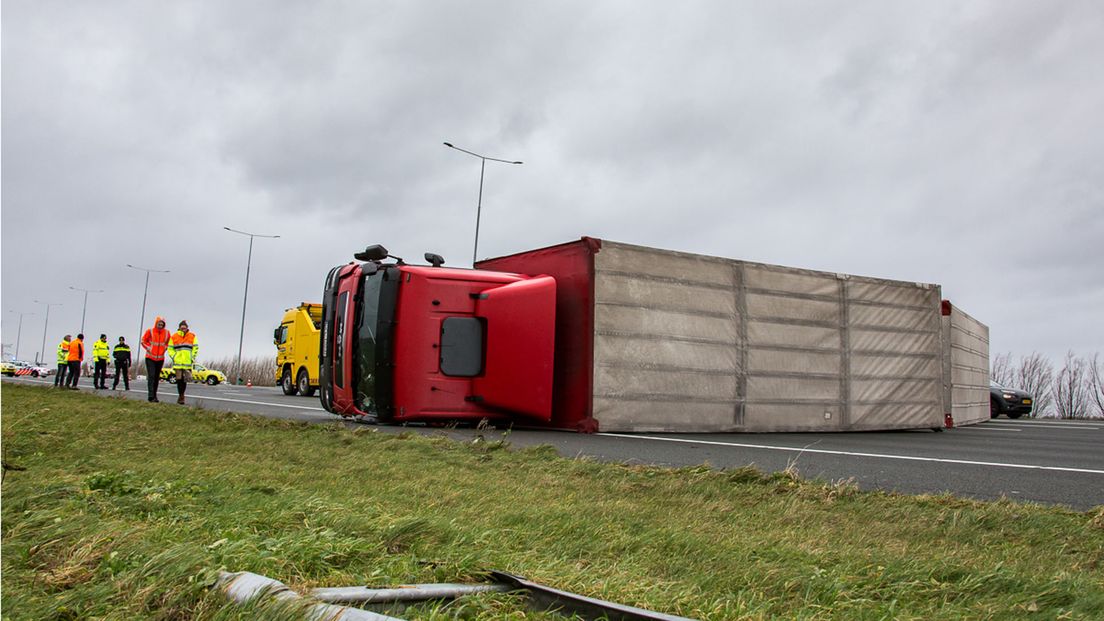 Op de A2 tussen Breukelen en Vinkeveen kantelde een vrachtwagen.