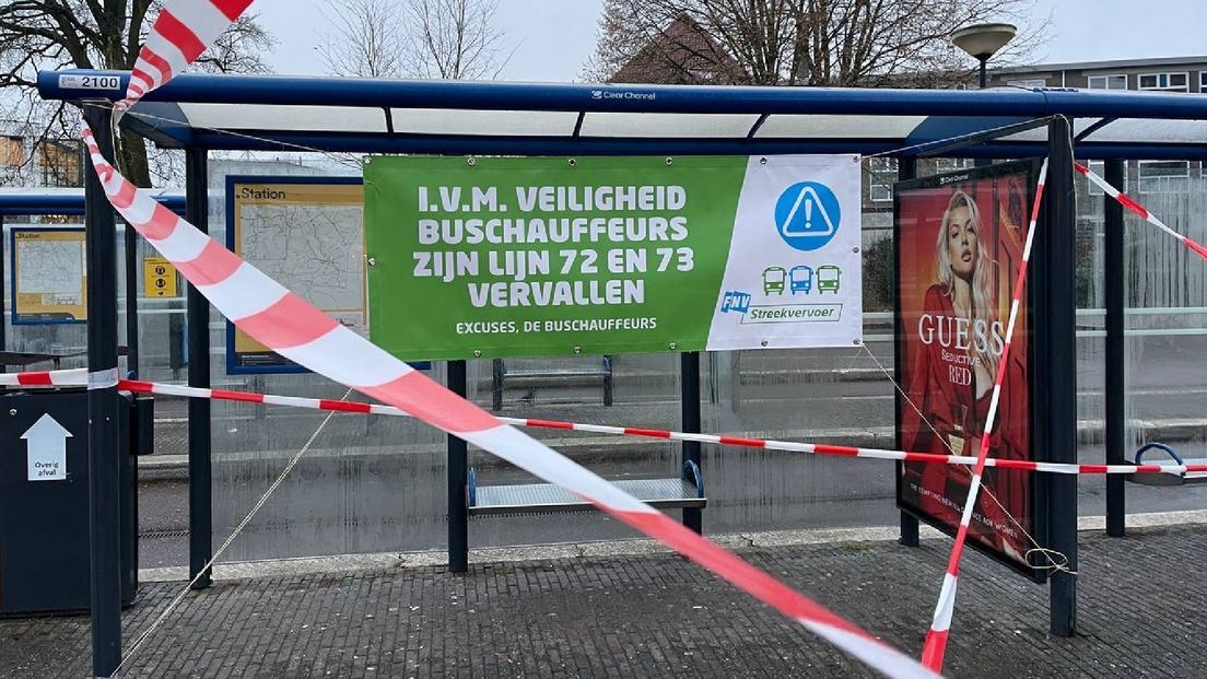Een met linten afgezette bushalte in Emmen tijdens de eerdere actie