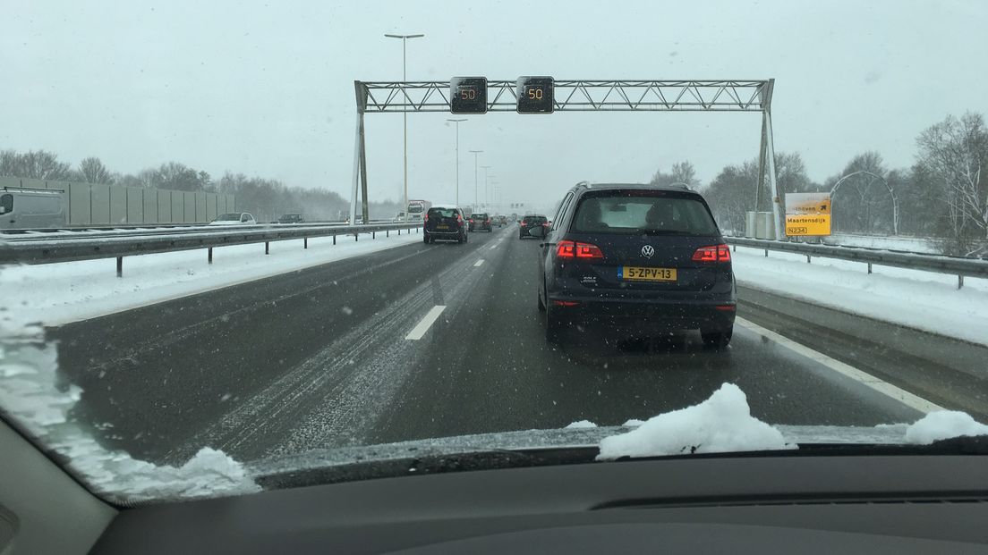 Langzaam rijden op de A27 bij Maartensdijk.