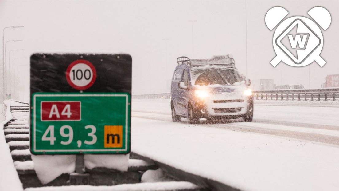 Auto's rijden over de A4 met winterse sneeuwbuien.