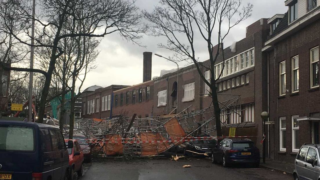 In de Tooropstraat in Nijmegen is maandagochtend een enorme steiger omgevallen. De mogelijke oorzaak is de harde wind. De steiger lag over een lengte van 100 meter omver. De schade in de straat is aanzienlijk.