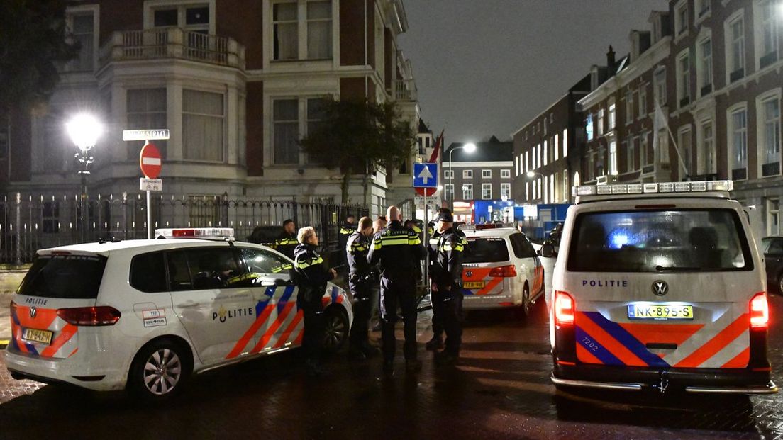 De politie voor de Marokkaanse ambassade in Den Haag