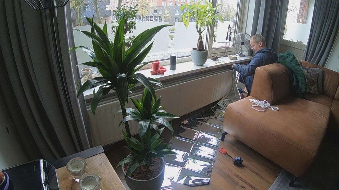 Verslaggever Jeroen Berkenbosch probeert met radiatorfolie energie te besparen