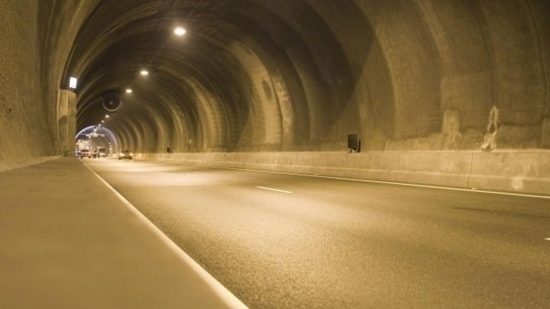 Tunnel inmiddels weer open na wegslepen kraanwagen