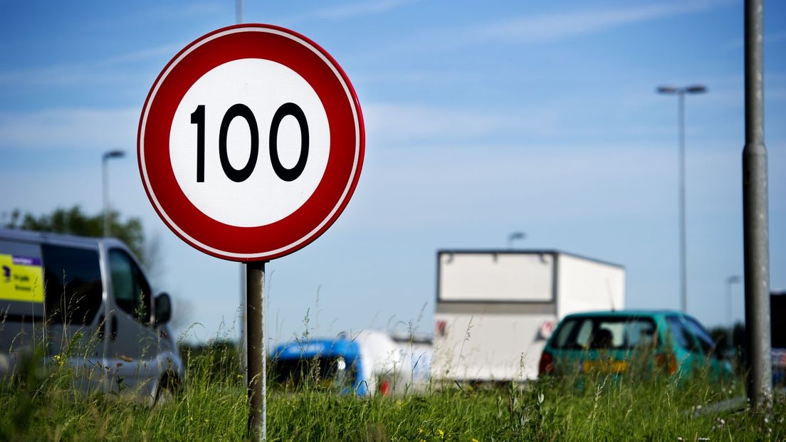 Een bord met 100 als maximum snelheid