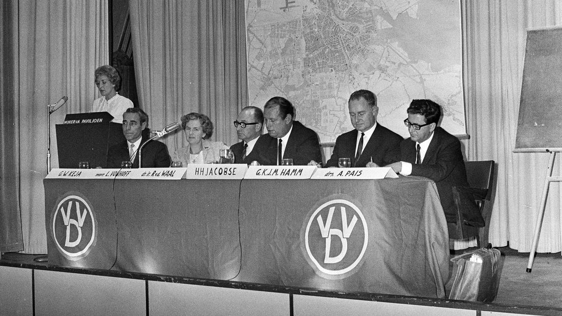 Loes Vonhoff (derde van links) in 1980 tijdens een forum over wonen en werken in Amsterdam