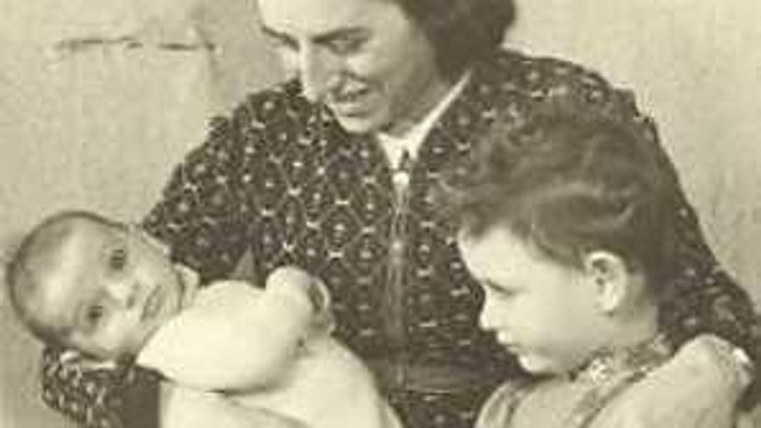 Anna Peereboom met haar dochter Florrie en baby Jacques-Franklin