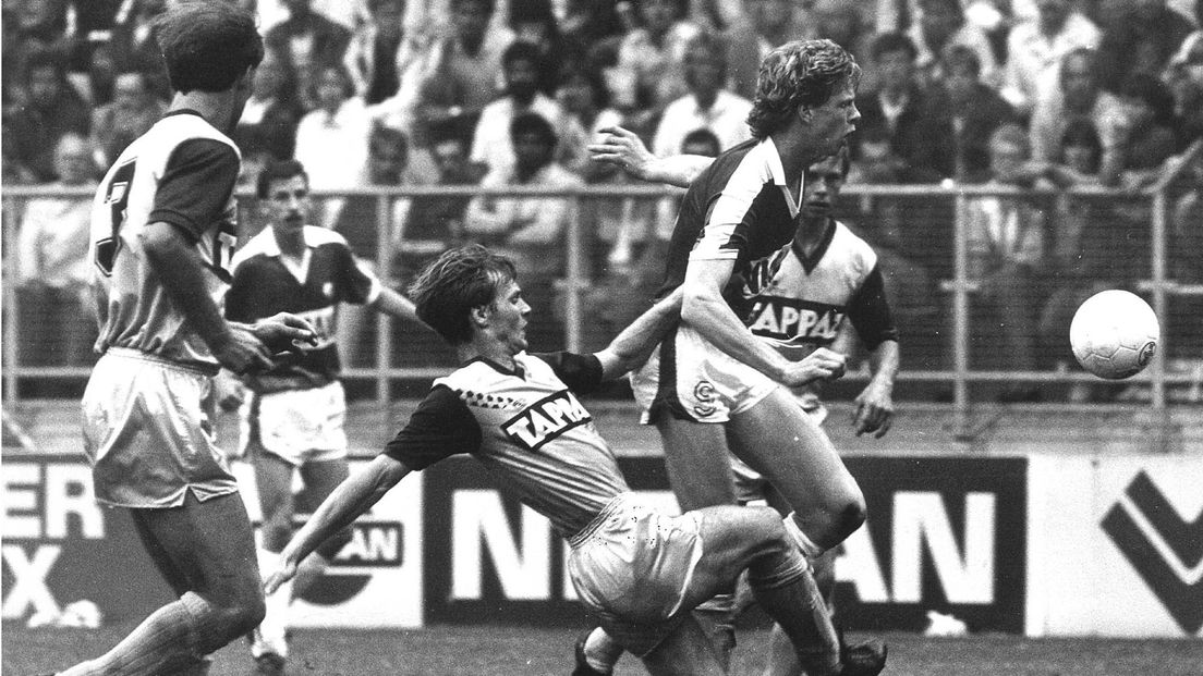 Van Loen probeert door te breken tegen Helmond Sport in de bekerfinale van 1985.