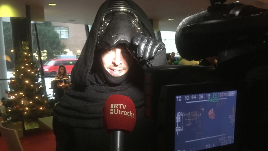 Star Wars-fan wordt geïnterview voor een reportage voor RTV Utrecht