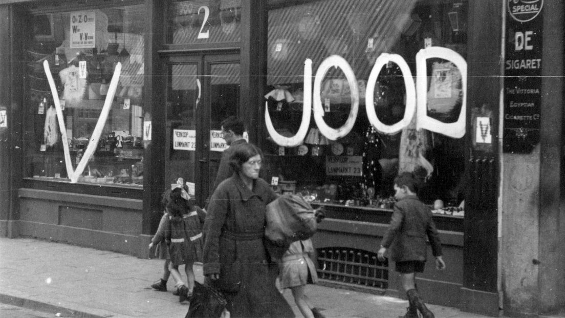 Een bekladde winkelruit in de Lange Elisabethstraat in Utrecht, 1943 of 1944.