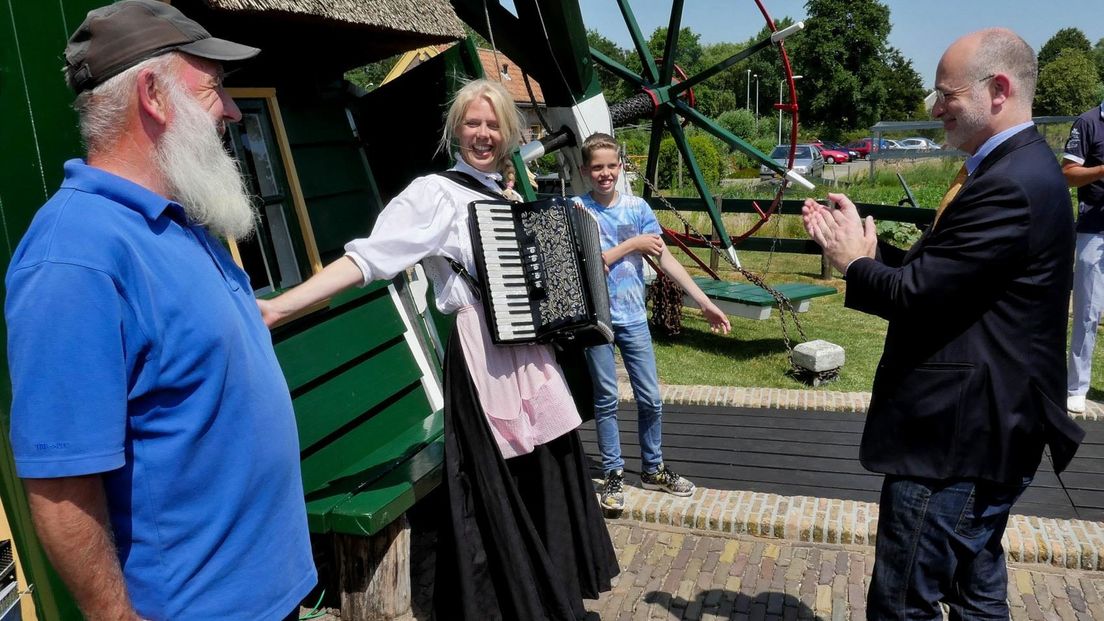 Angelique Schipper uit Voorburg is verknocht aan en vergroeid met haar accordeon.