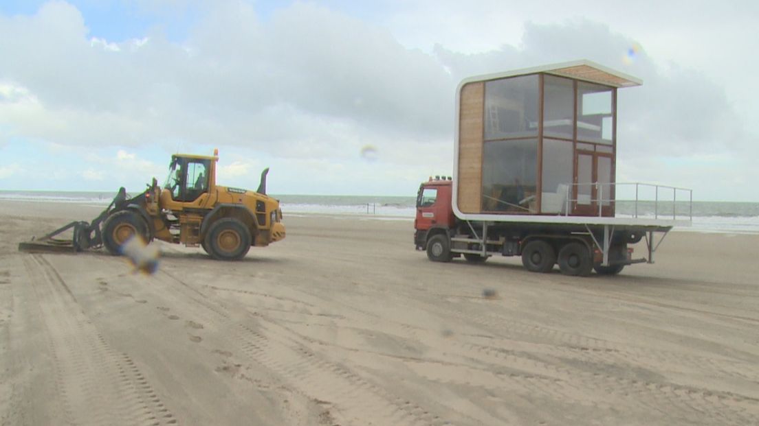 Slaaphuisjes op het strand van Nieuwvliet (video)