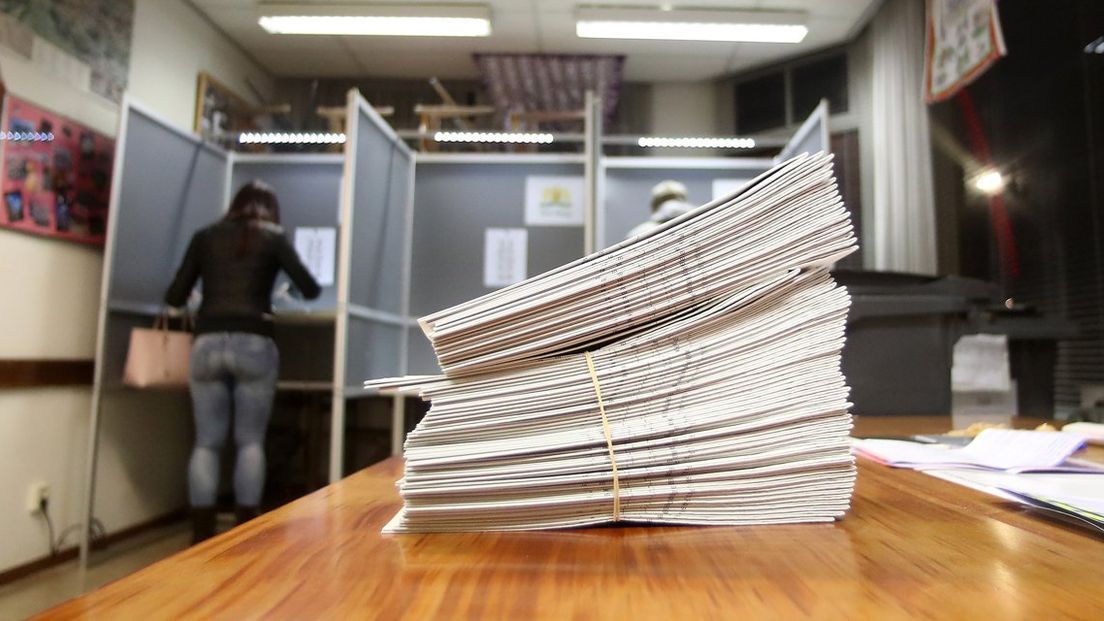 Stembiljetten in stembureau Den Haag