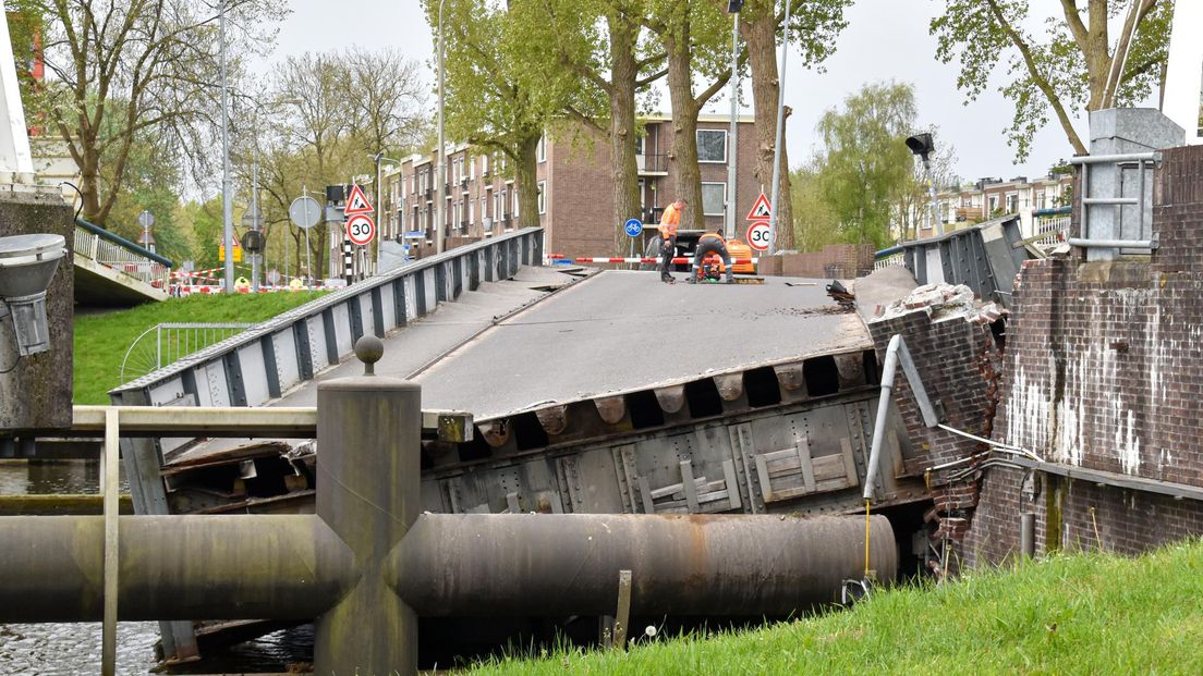 De zwaar beschadigde Gerrit Krolbrug in Stad