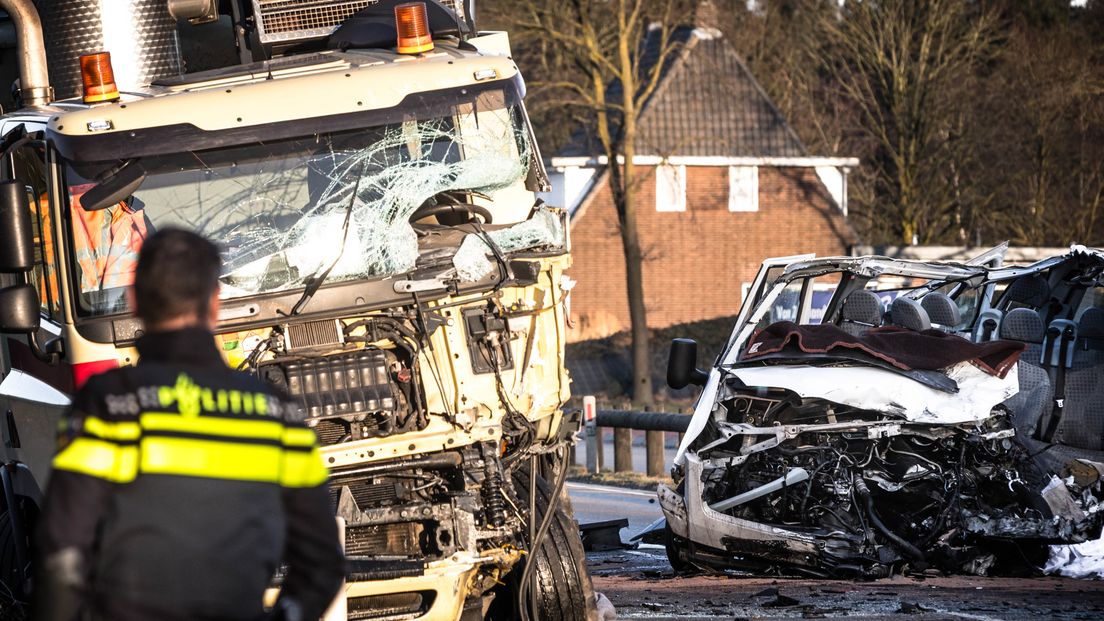 De vijf mensen die vanmiddag omkwamen nadat hun busje bij Helmond op een vrachtwagen botste, werkten voor een bedrijf in Velp. Het gaat om De Horizongroep, een bedrijf dat veel Oost-Europese werknemers detacheert. De dodelijke slachtoffers zijn vier mannen tussen de 27 en 37 jaar en een vrouw van 24 jaar.